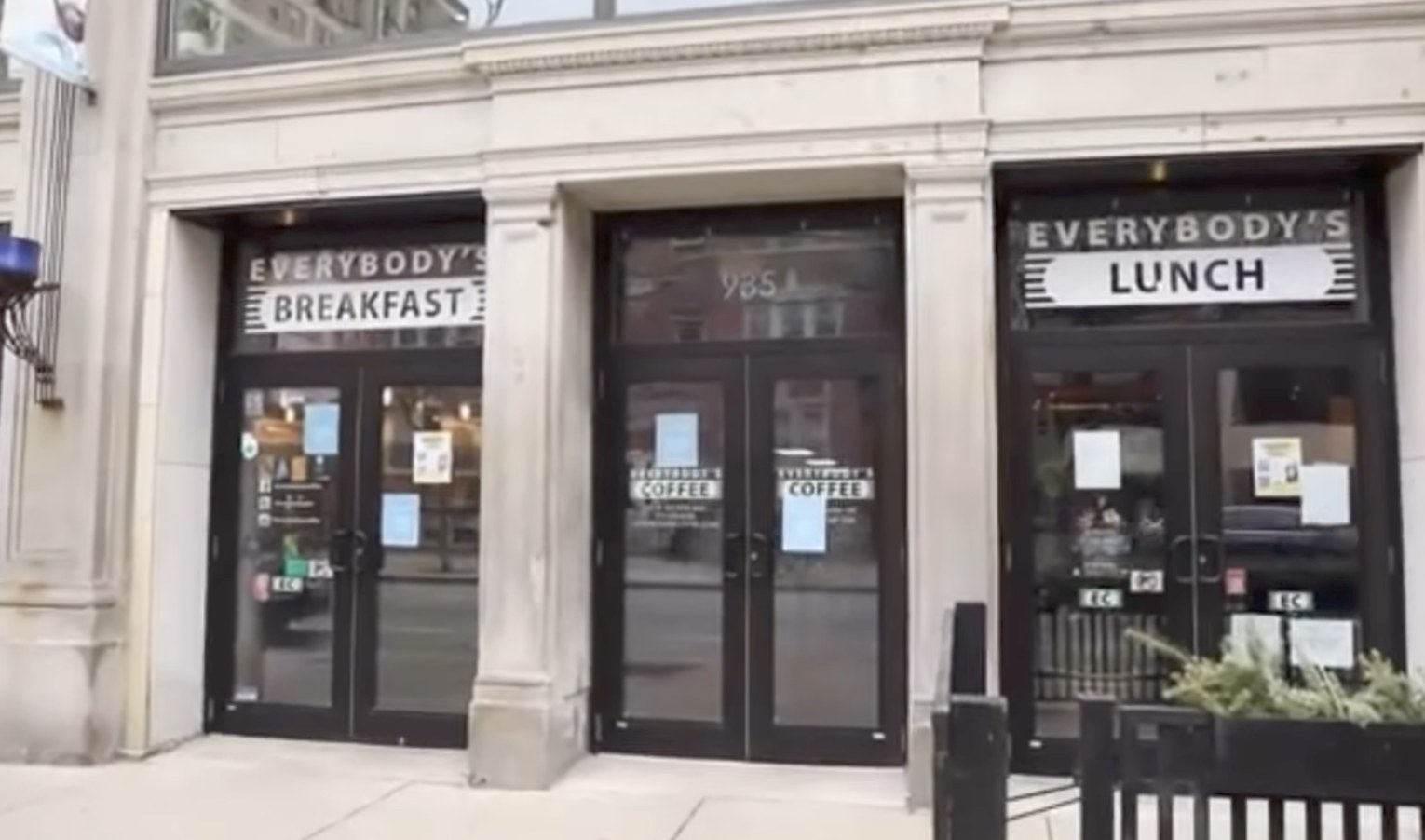 The Everybody's Coffee storefront at 935 W Wilson Ave