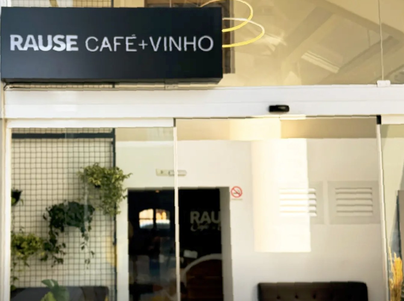 The storefront entrance and sign at Rause Café + Vinho's Batel location
