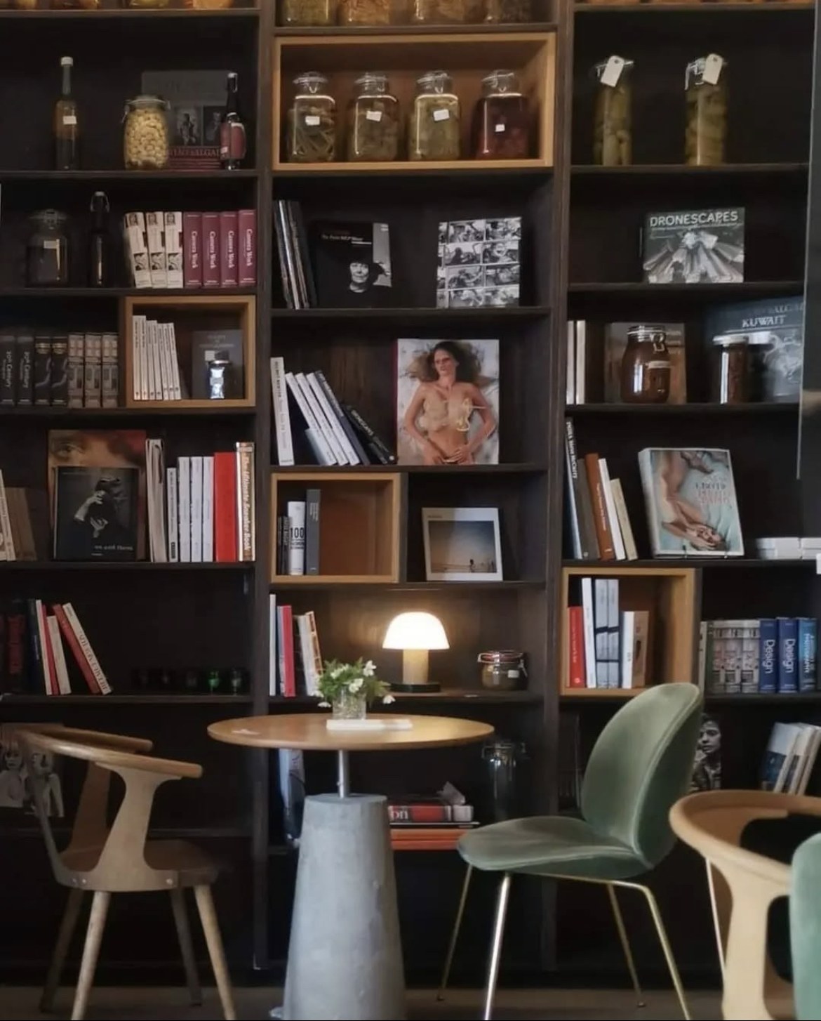 The book lined reading nook with a small marble table and velvet chairs at Sellanraa